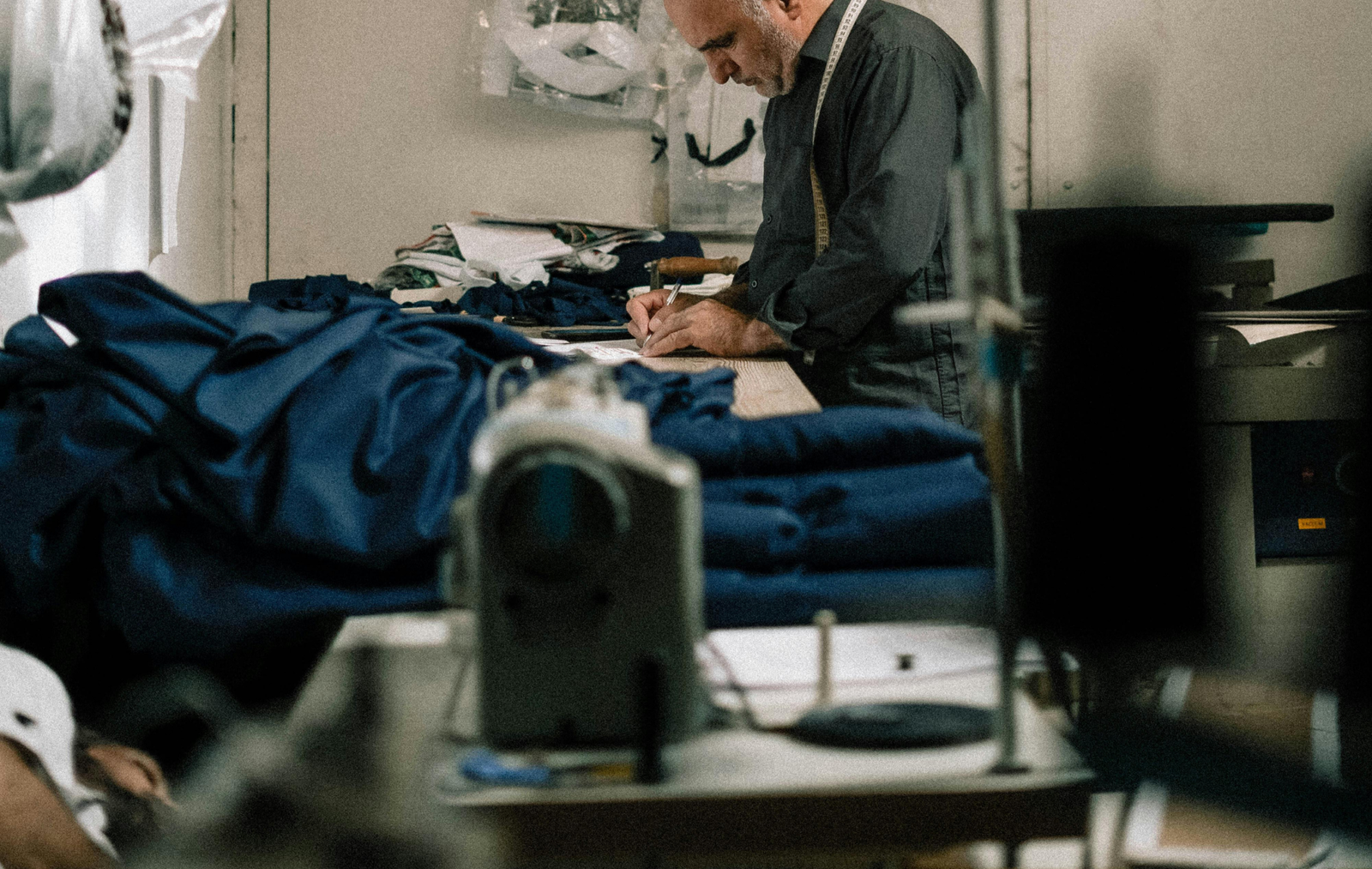 homme-mesurant-tissu